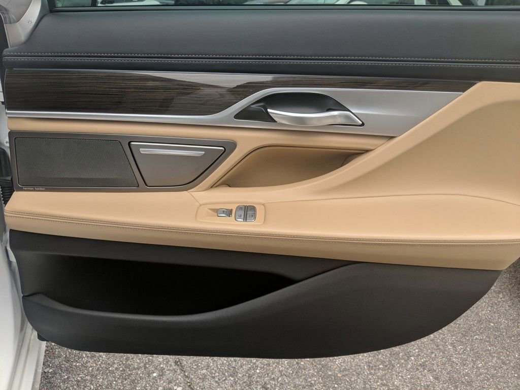 Used 2022 BMW 740i w/ Premium Package image 35