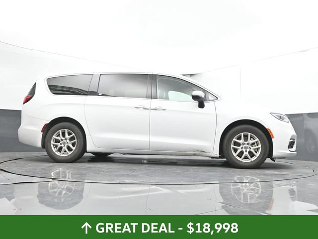 Used 2023 Chrysler Pacifica Touring-L FWD image 31