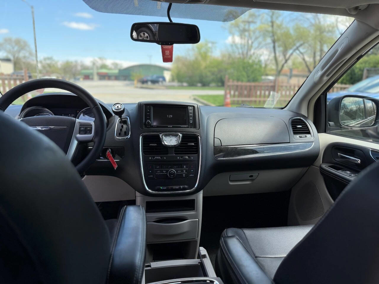 Used 2014 Chrysler Town & Country Touring FWD image 8