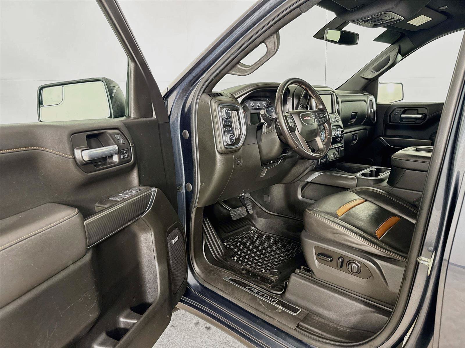 Used 2021 GMC Sierra 1500 AT4 w/ AT4 Preferred Package AWD/4WD image 3