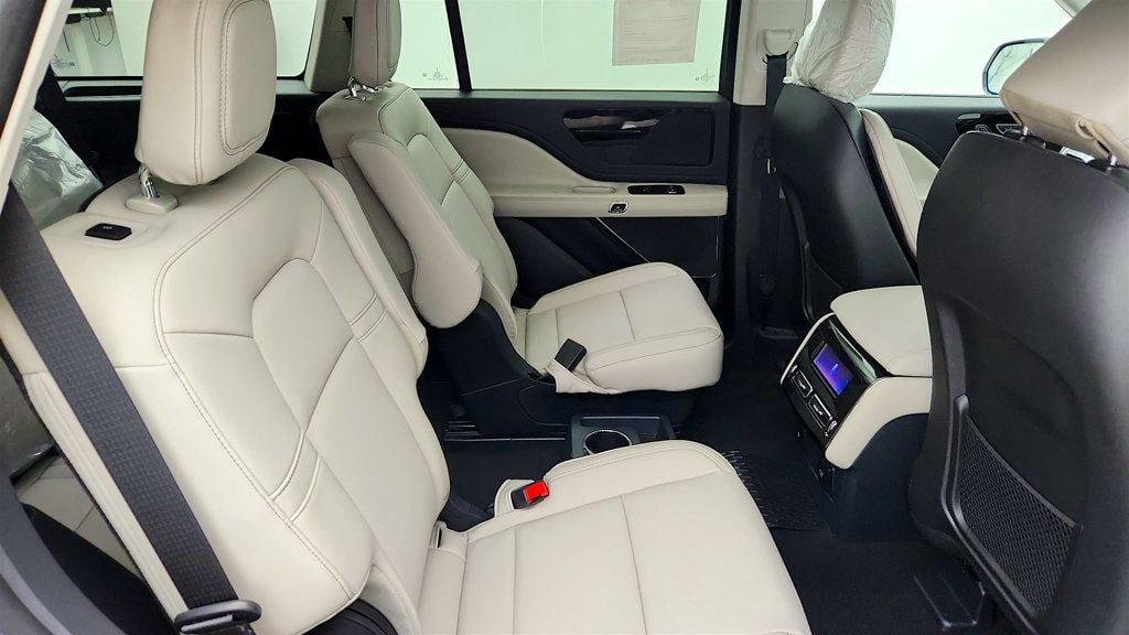 Used 2025 Lincoln Aviator 2WD w/ Jet Appearance Package image 19