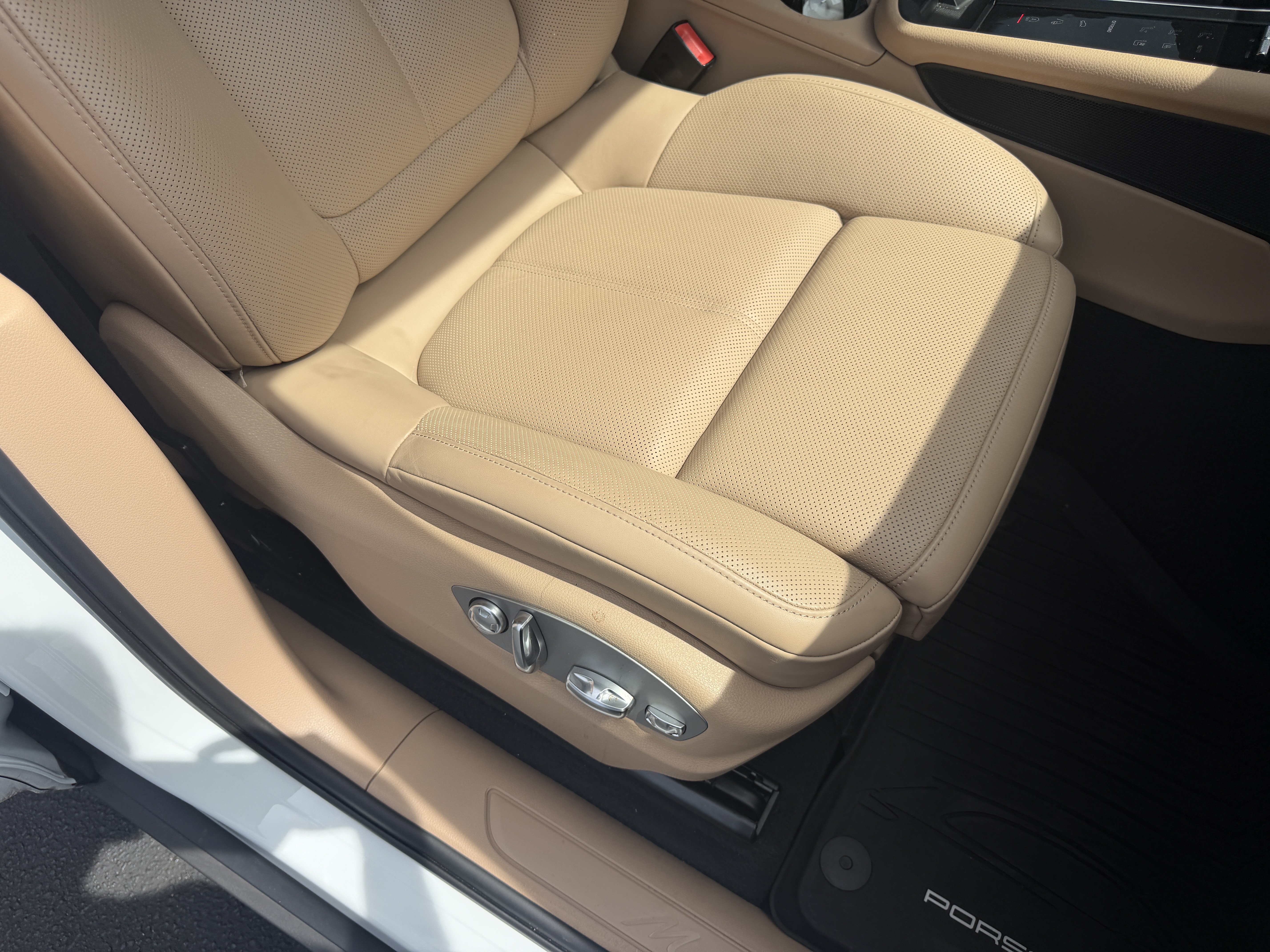 Certified 2024 Porsche Macan AWD/4WD image 22