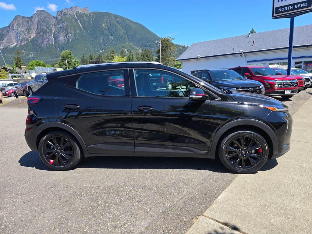 Used 2023 Chevrolet Bolt EUV LT w/ Comfort Package FWD image 4