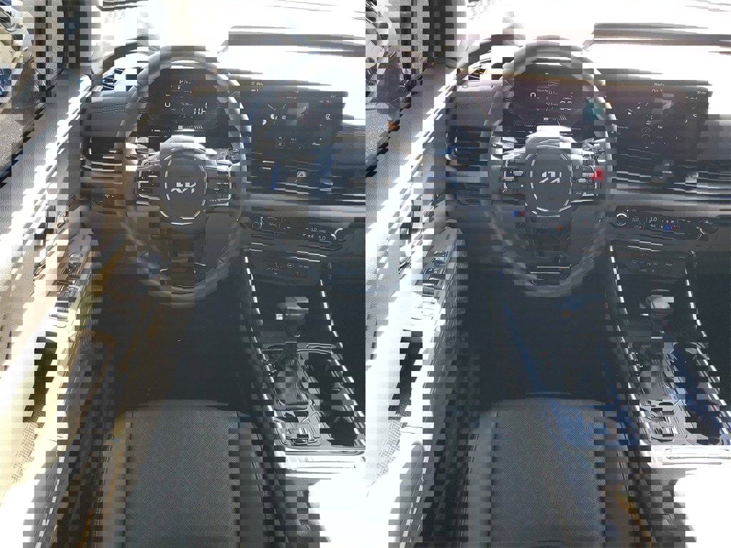 Used 2025 Kia Carnival EX image 26