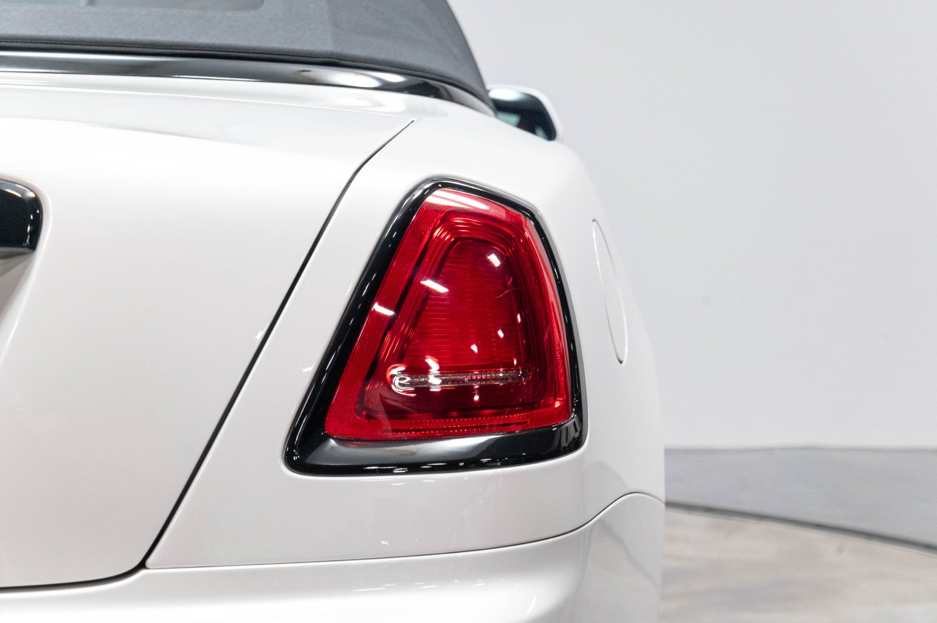 Used 2017 Rolls-Royce Dawn RWD image 66