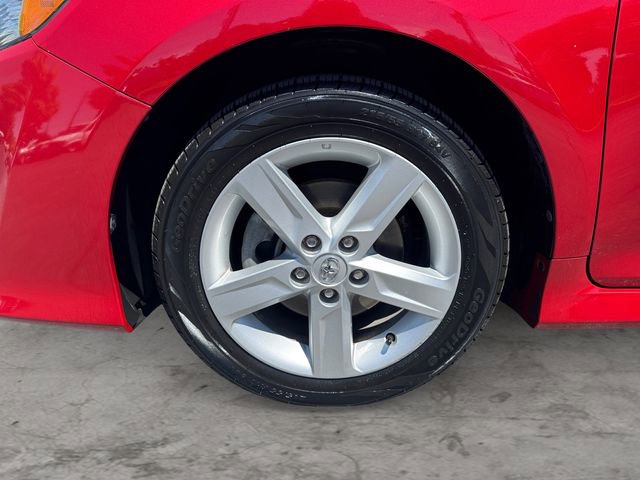 Used 2014 Toyota Camry SE w/ Moonroof Package FWD image 9
