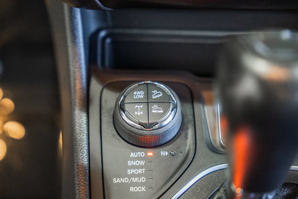 Used 2022 Jeep Cherokee Trailhawk w/ Premium Leather Package AWD/4WD image 27
