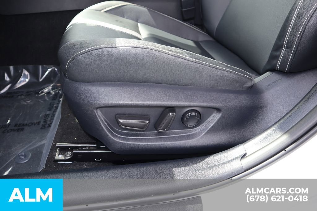 Used 2025 Toyota Camry SE image 12