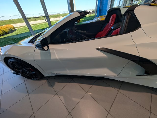 Used 2025 Chevrolet Corvette Stingray Convertible w/ 1LT RWD image 9