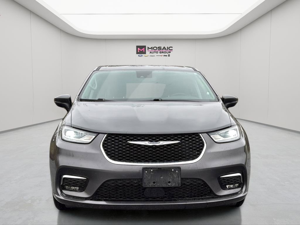Used 2023 Chrysler Pacifica Touring-L FWD image 2