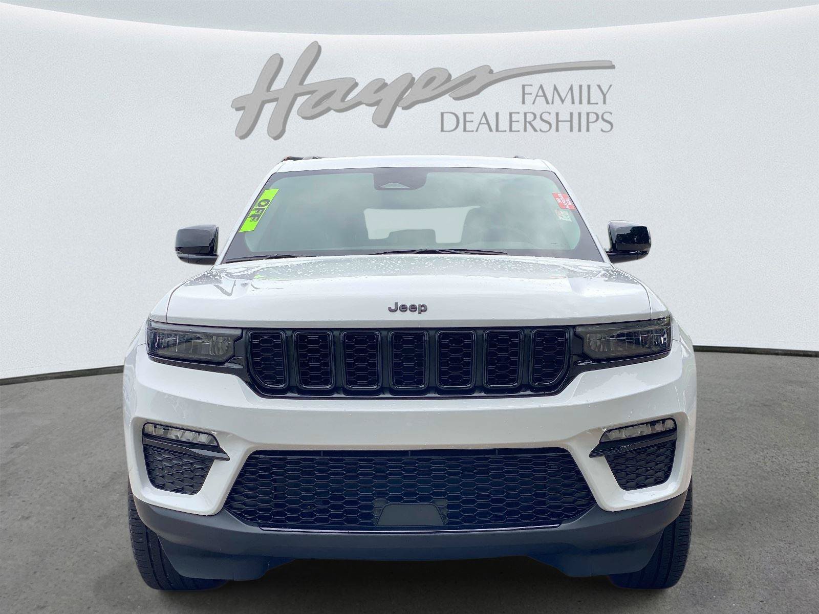 Used 2024 Jeep Grand Cherokee Limited w/ Black Appearance Package AWD/4WD image 12