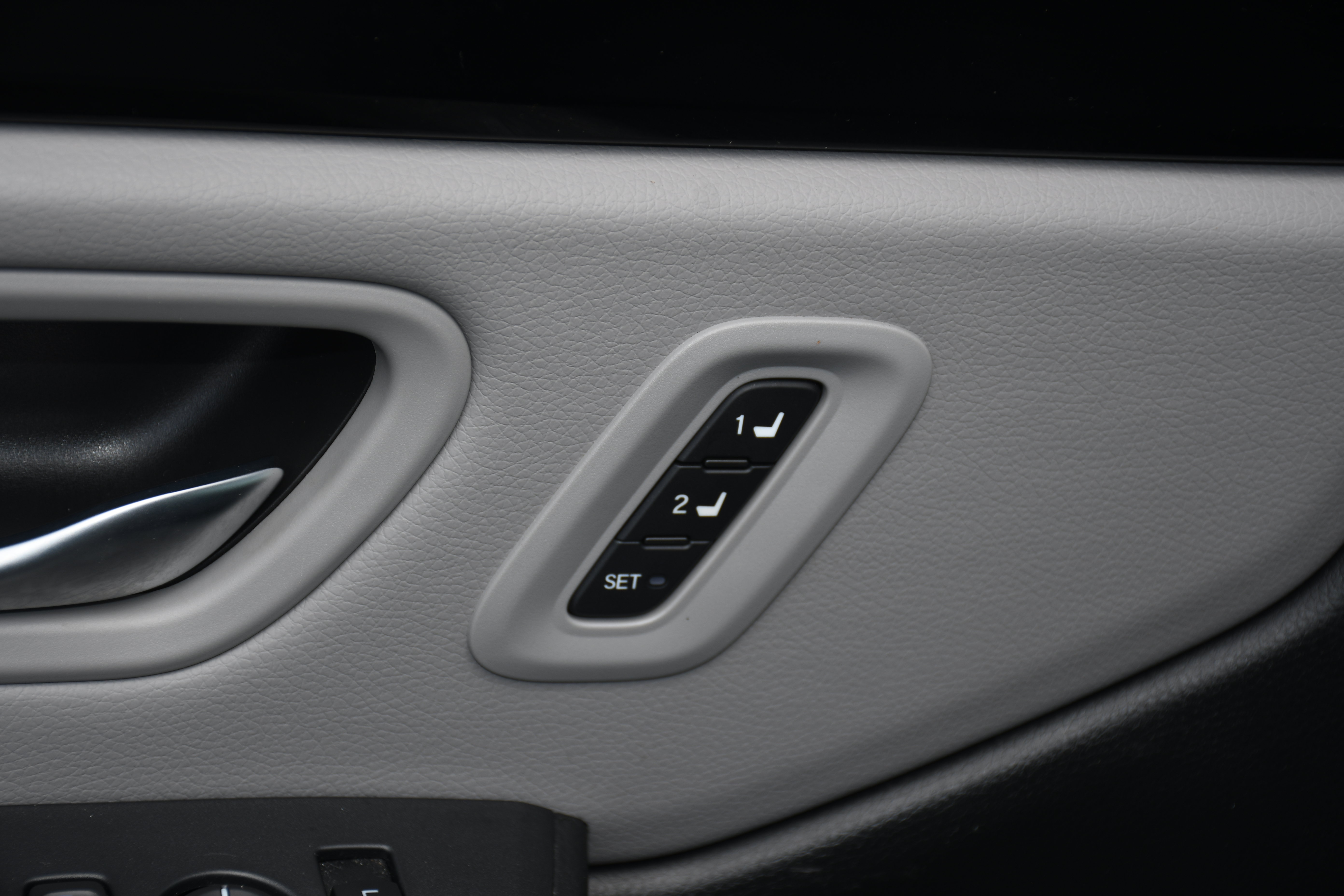 Used 2025 Honda Pilot EX-L image 11