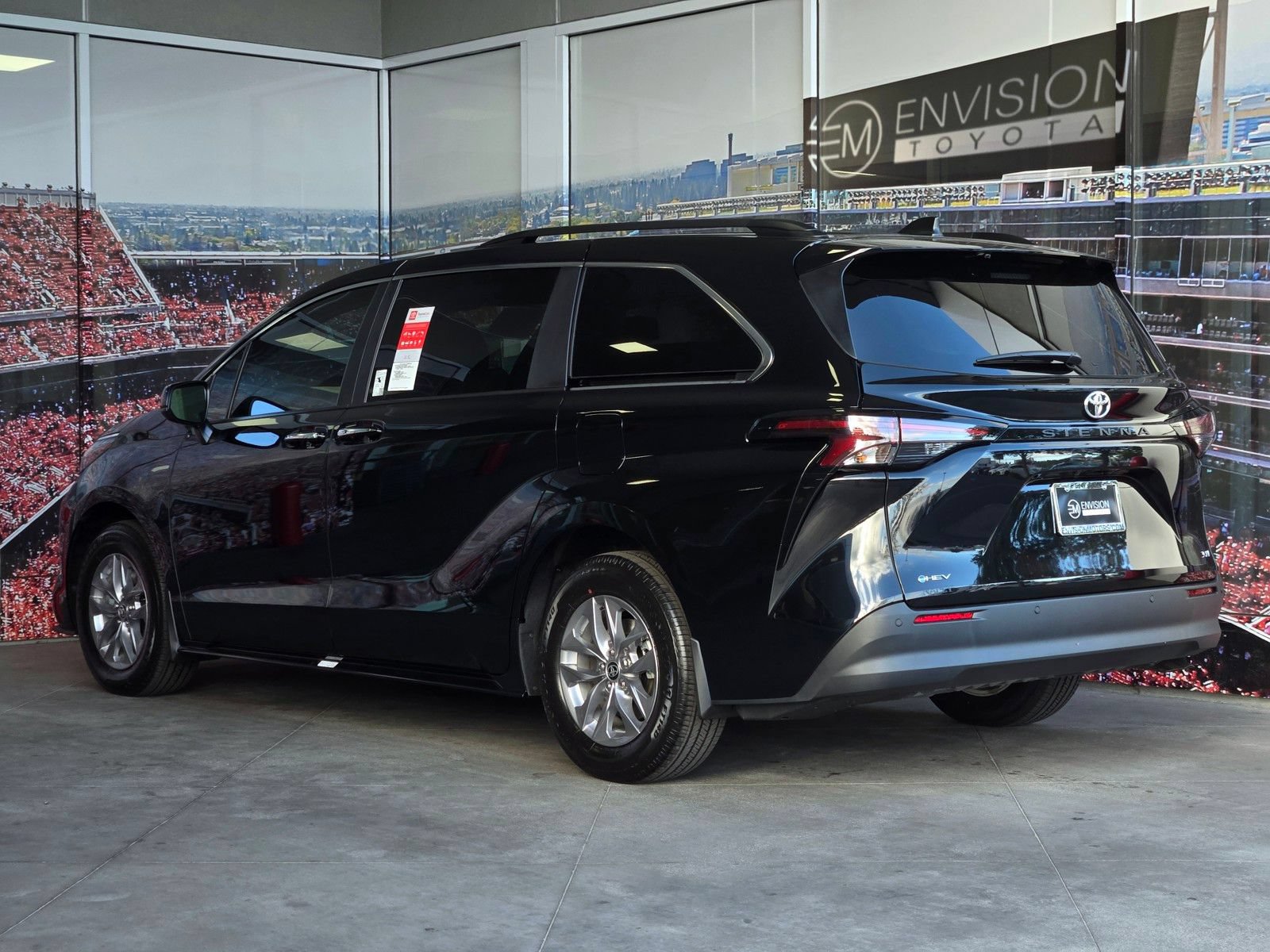 Certified 2026 Toyota Sienna XLE FWD image 6