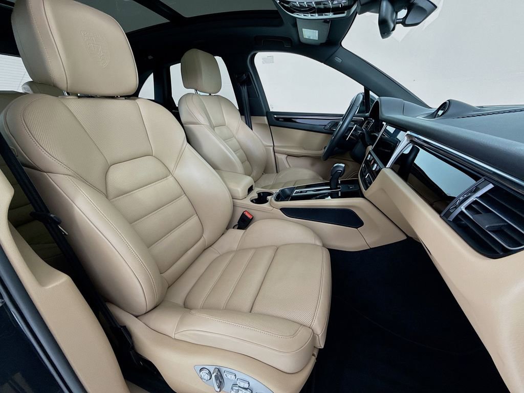 Certified 2025 Porsche Macan image 32