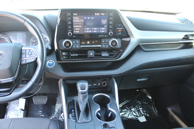 Used 2020 Toyota Highlander LE FWD image 14