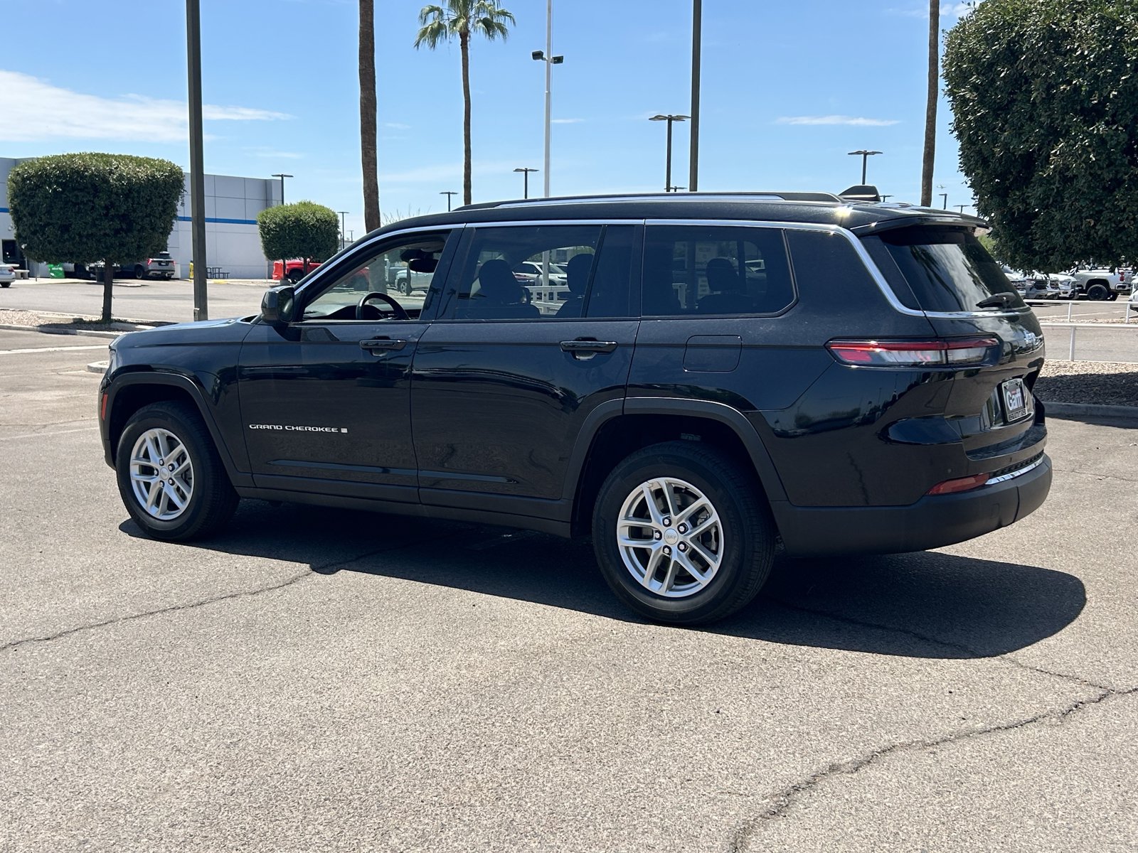 Used 2023 Jeep Grand Cherokee L Laredo RWD image 3