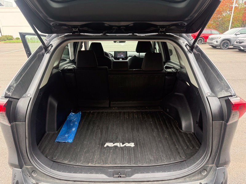 Used 2022 Toyota RAV4 LE FWD image 4