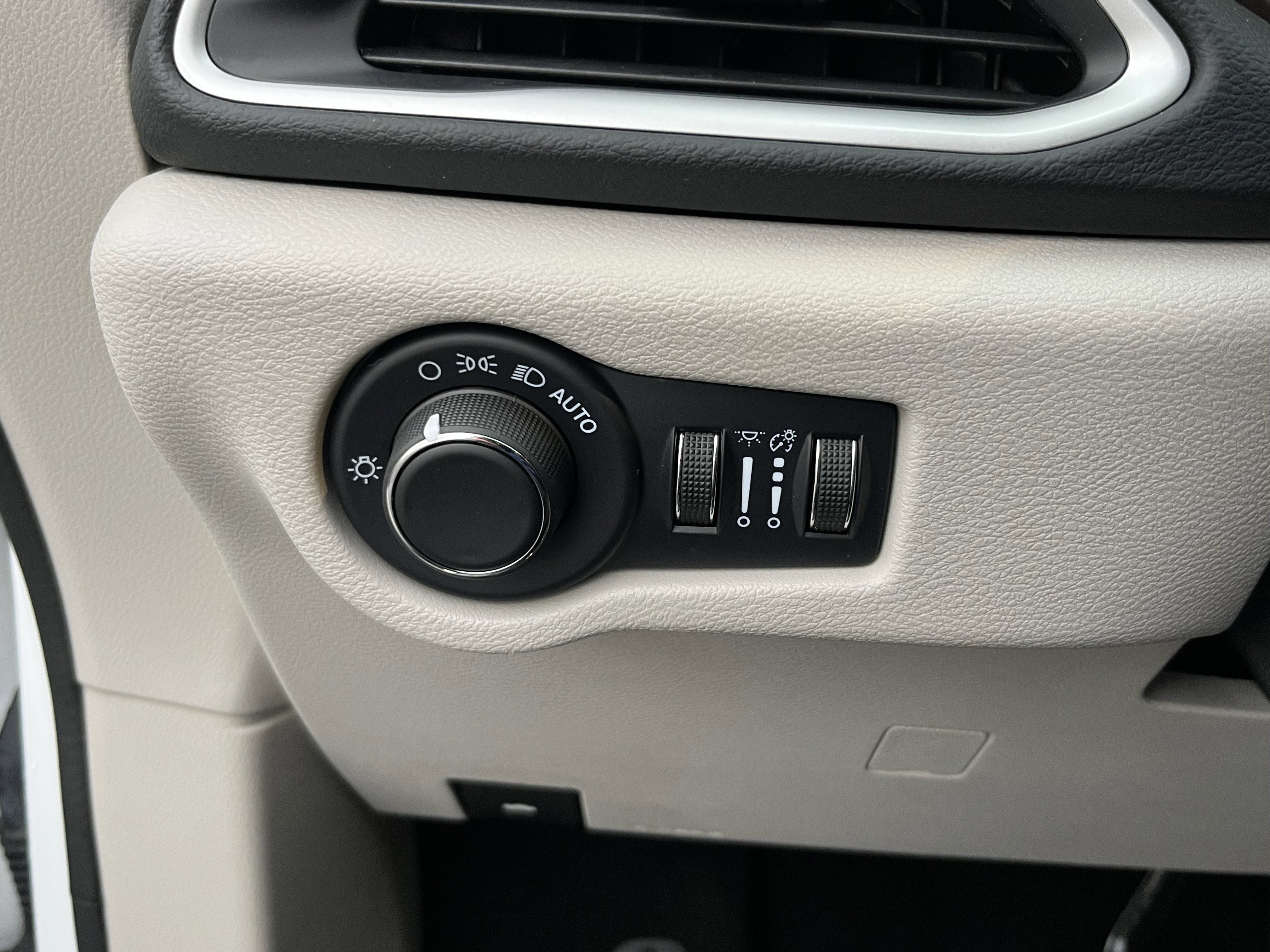 Used 2023 Chrysler Voyager LX image 24