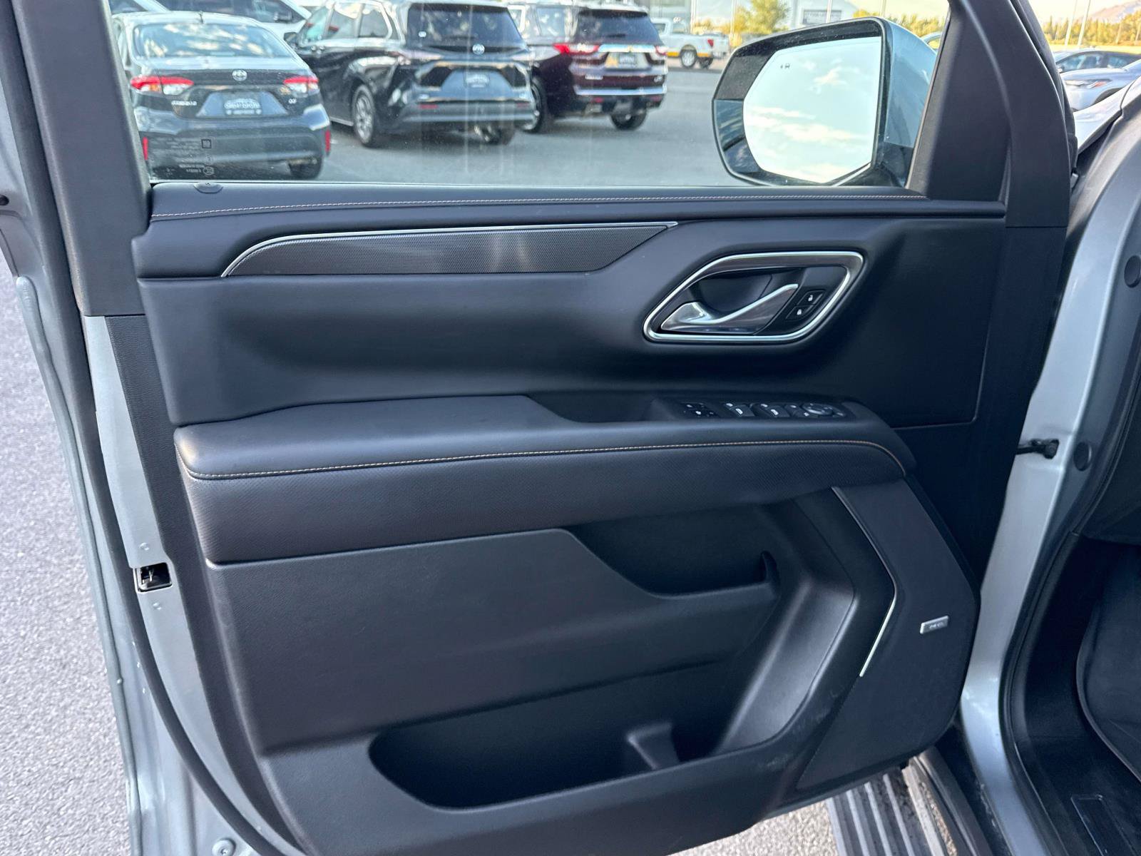 Used 2024 GMC Yukon XL AT4 w/ AT4 Premium Plus Package AWD/4WD image 12