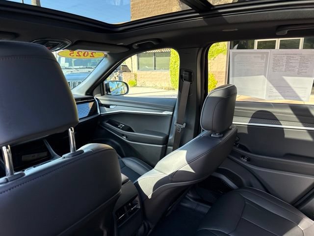 Used 2025 Jeep Wagoneer S Limited AWD/4WD image 14