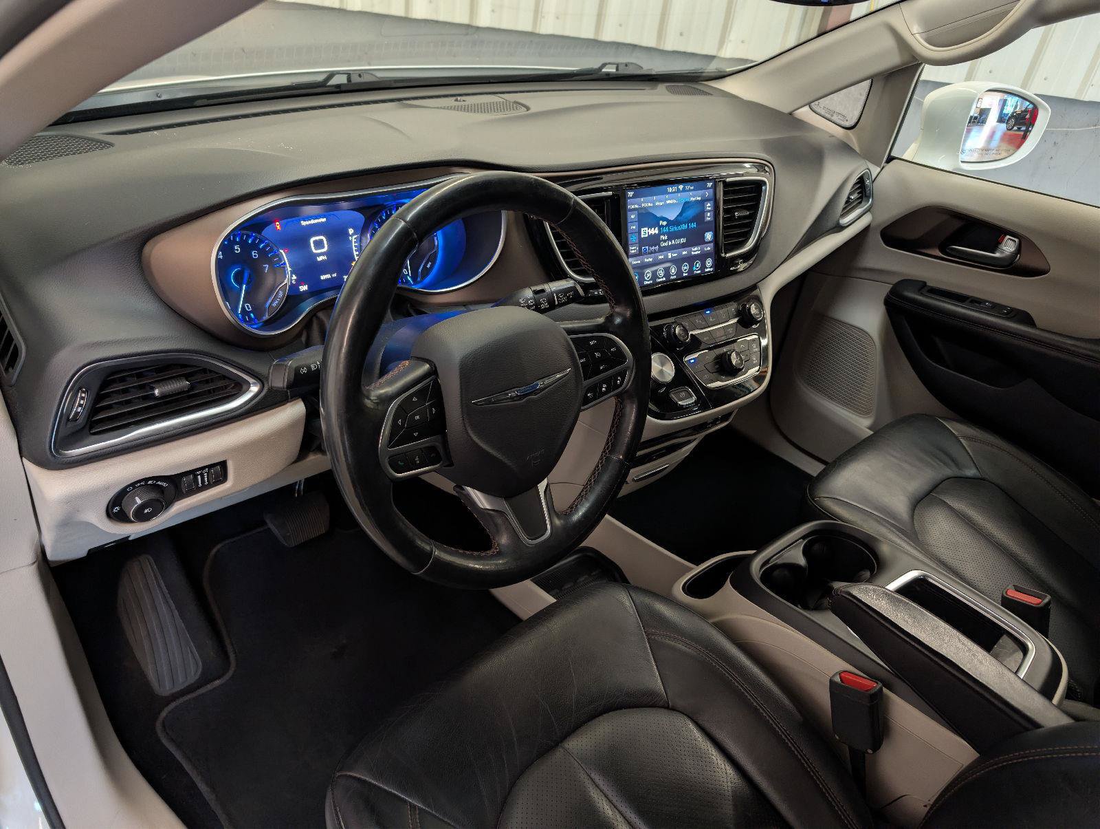 Used 2019 Chrysler Pacifica Touring-L Plus w/ Advanced Safetytec Group FWD image 4