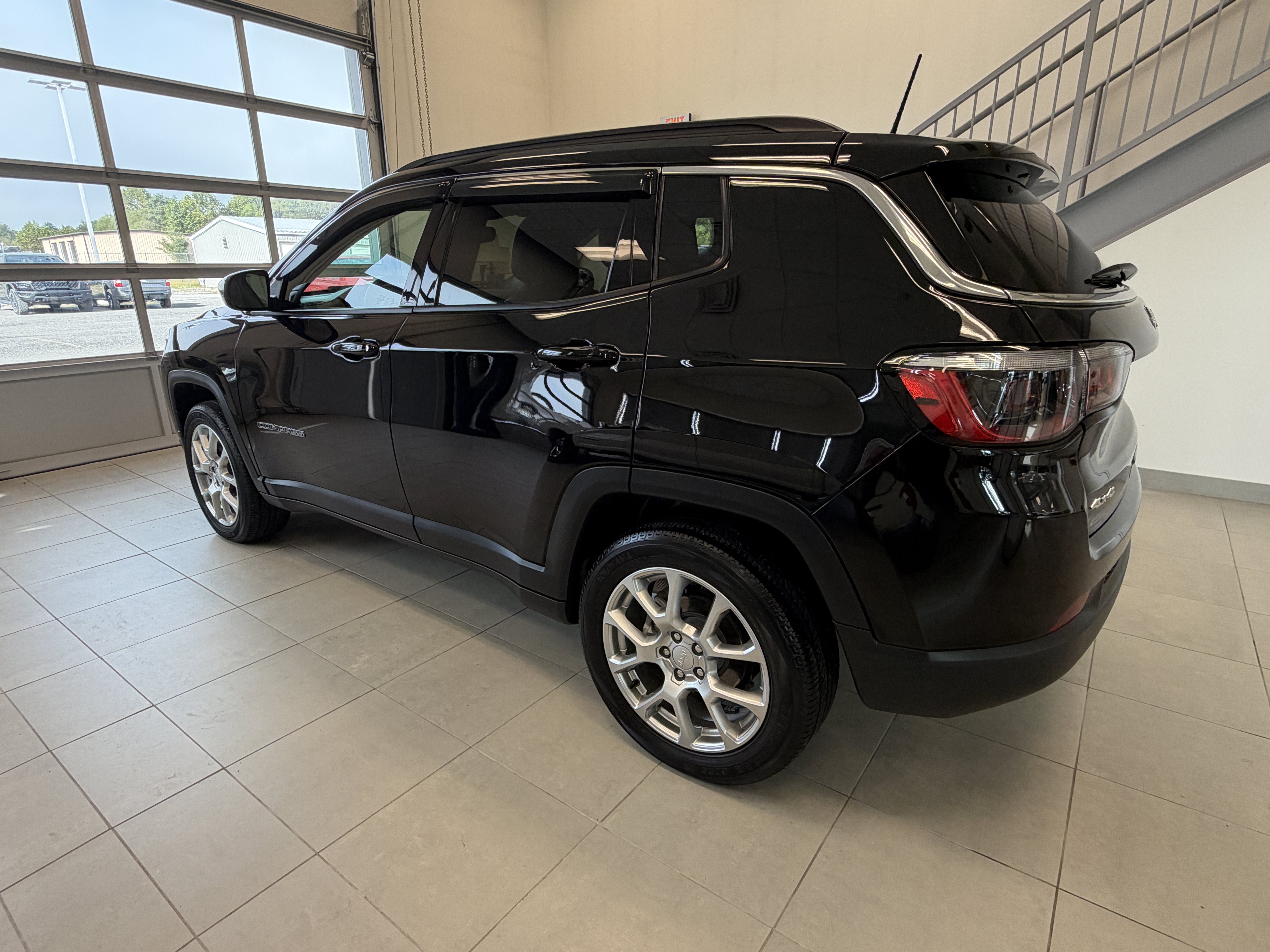 Used 2024 Jeep Compass Latitude AWD/4WD image 4