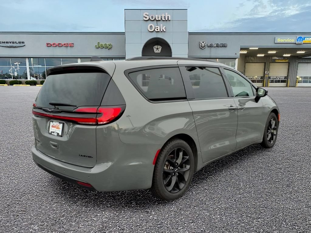 Certified 2025 Chrysler Pacifica Limited FWD image 3