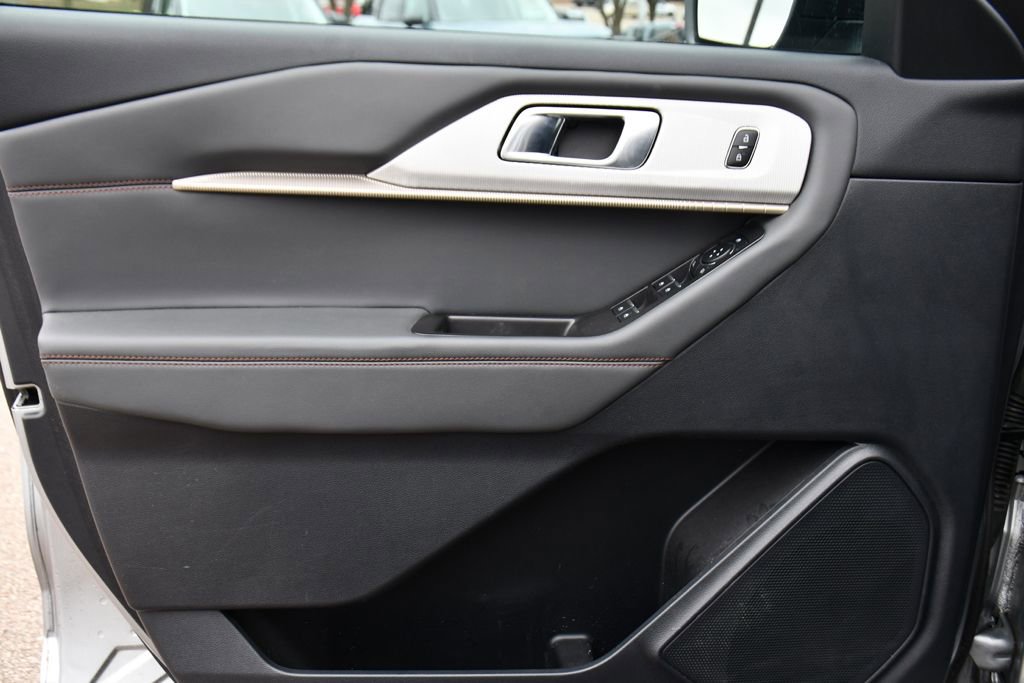 Used 2025 Ford Explorer Active AWD/4WD image 23