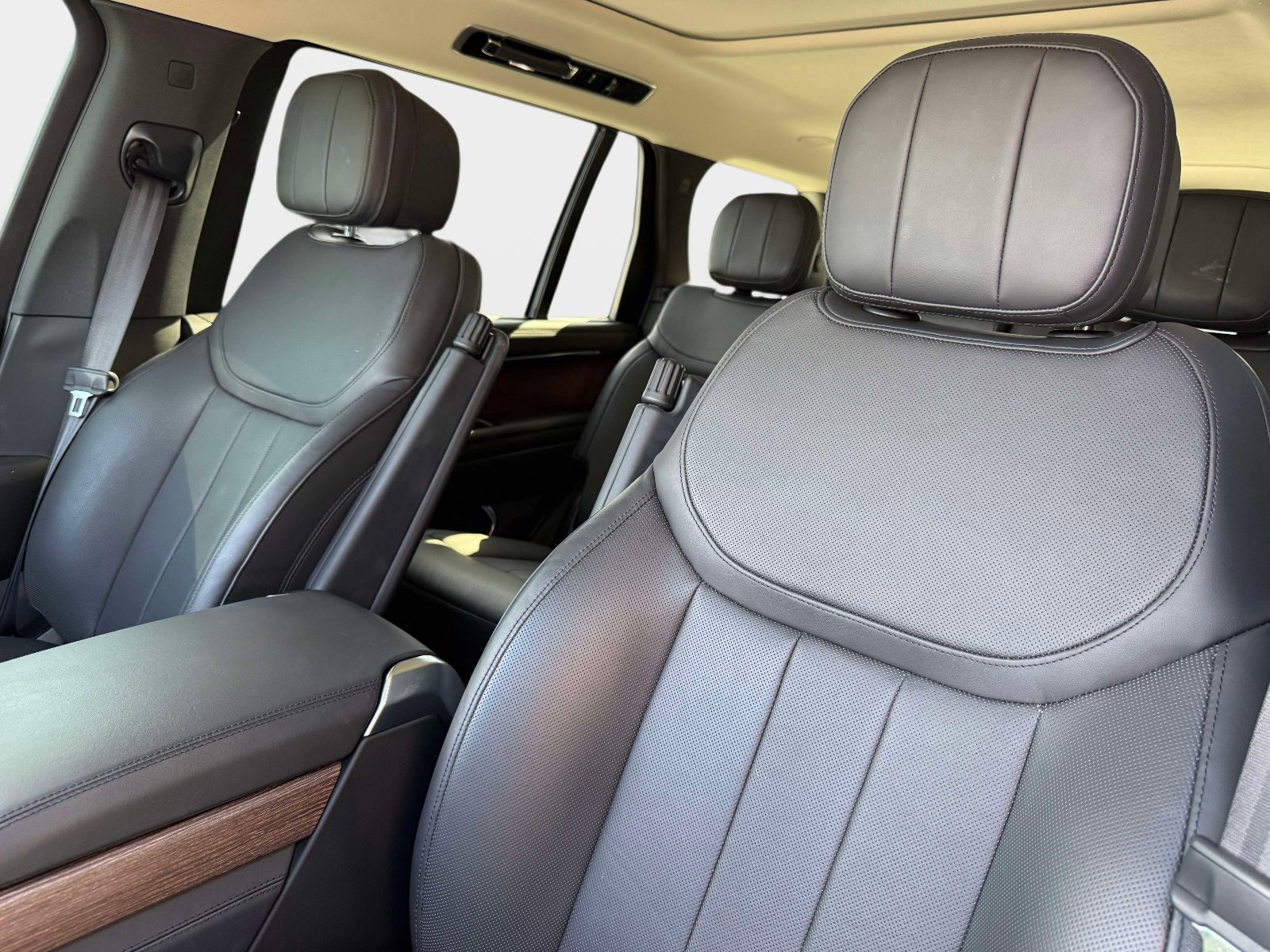 Used 2022 Land Rover Range Rover Long Wheelbase SE image 41