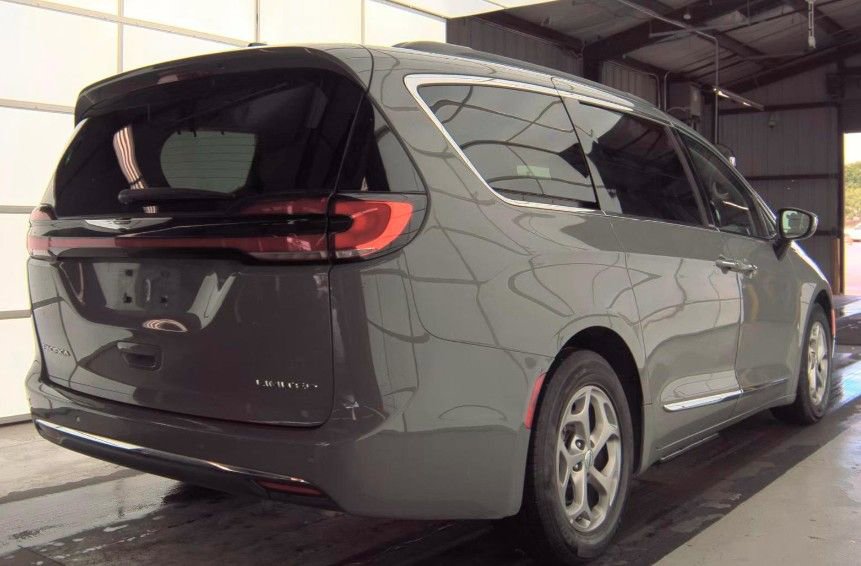 Used 2023 Chrysler Pacifica Limited image 4