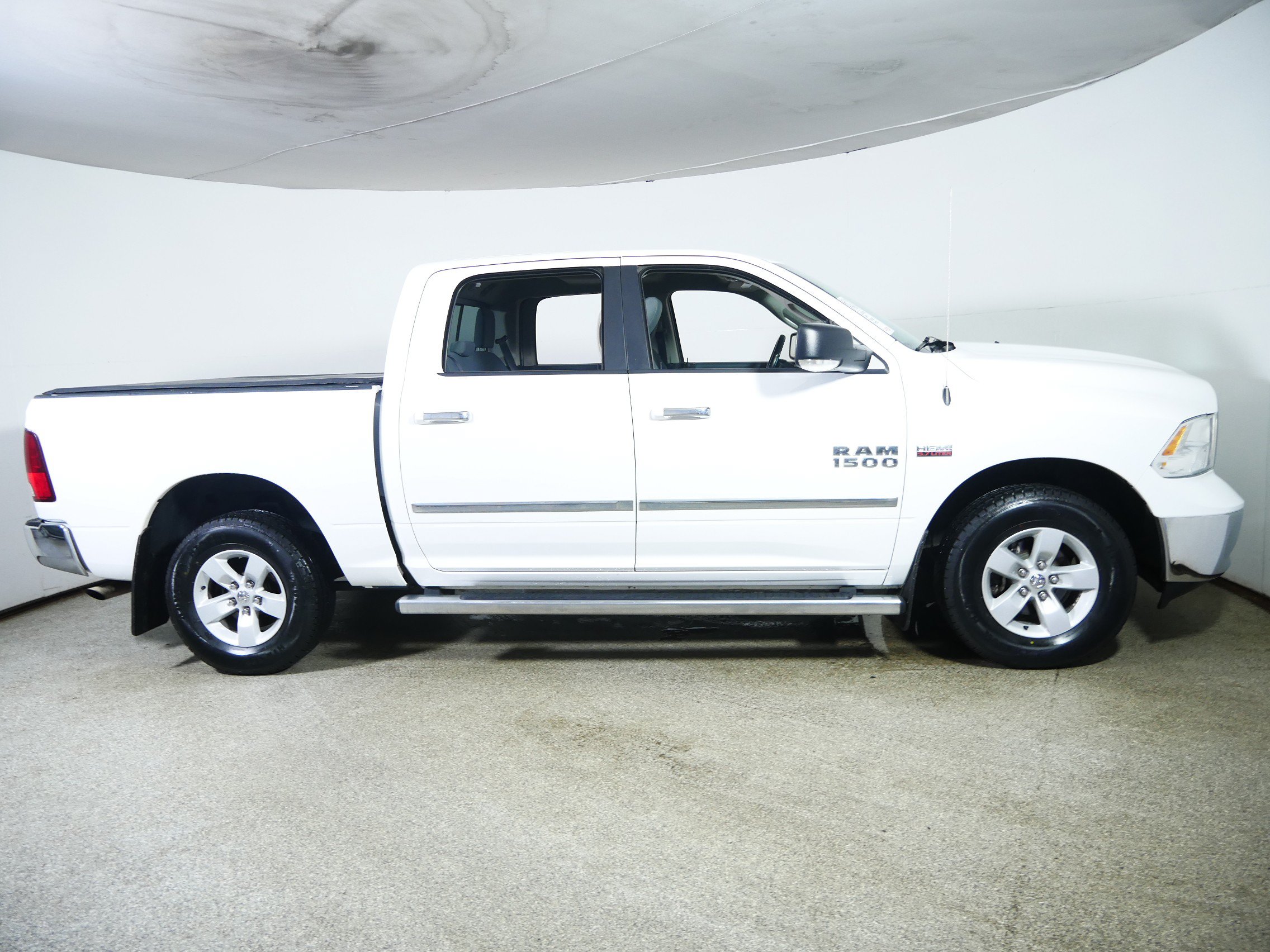 Used 2017 RAM 1500 Classic SLT w/ Luxury Group AWD/4WD image 8