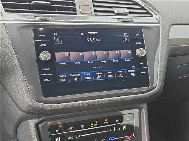 Used 2024 Volkswagen Tiguan SE w/ Panoramic Sunroof Package image 11