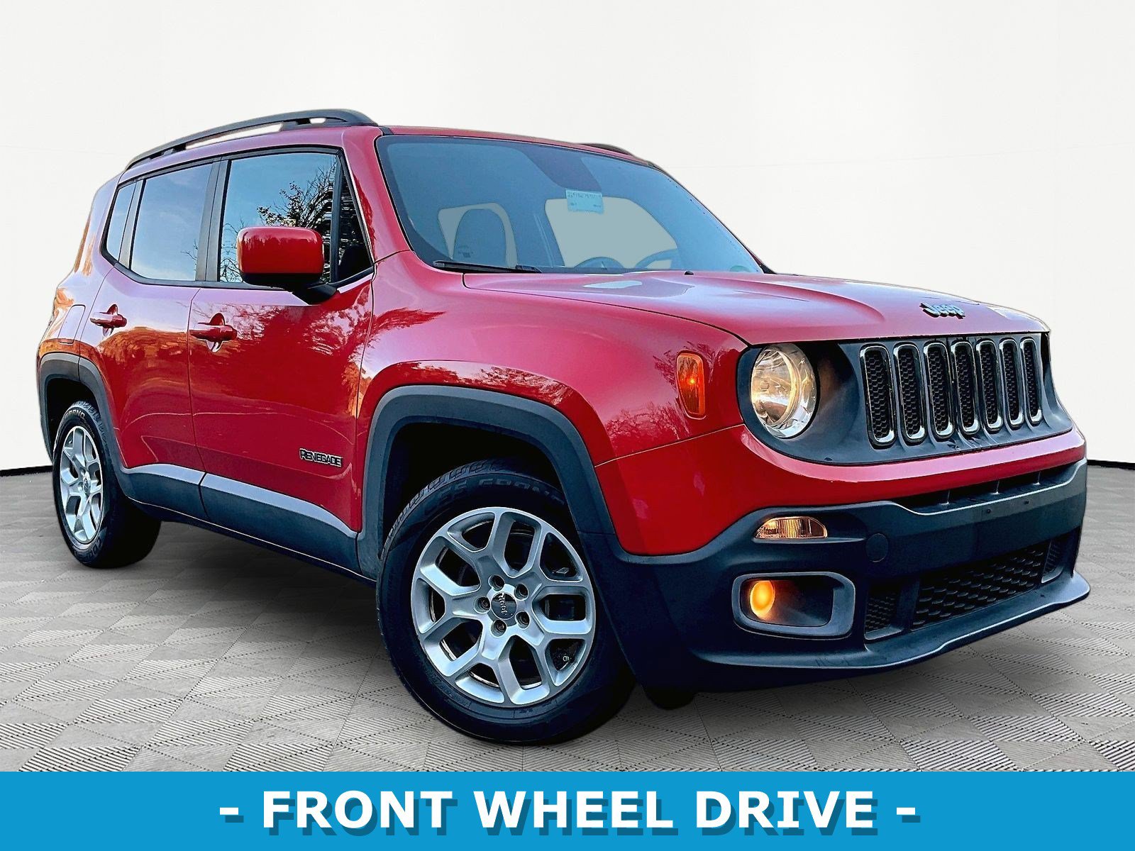 Used 2015 Jeep Renegade Latitude FWD image 3