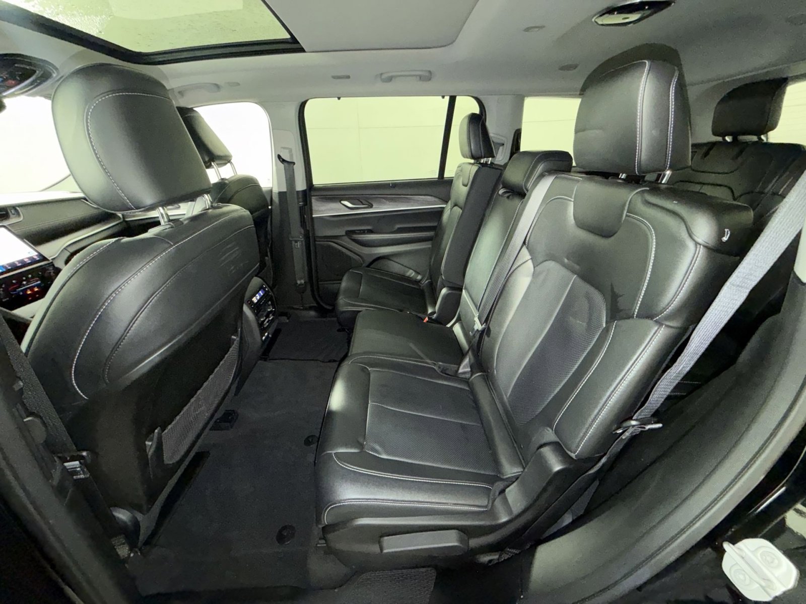 Used 2023 Jeep Grand Cherokee L Limited w/ Luxury Tech Group II image 21