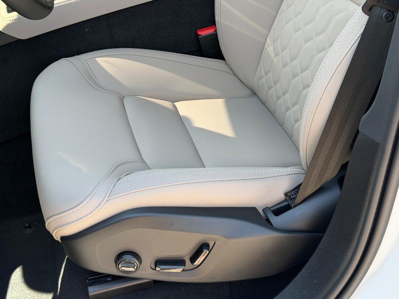 New 2026 Volvo XC90 T8 Plus w/ Protection Package AWD/4WD image 15