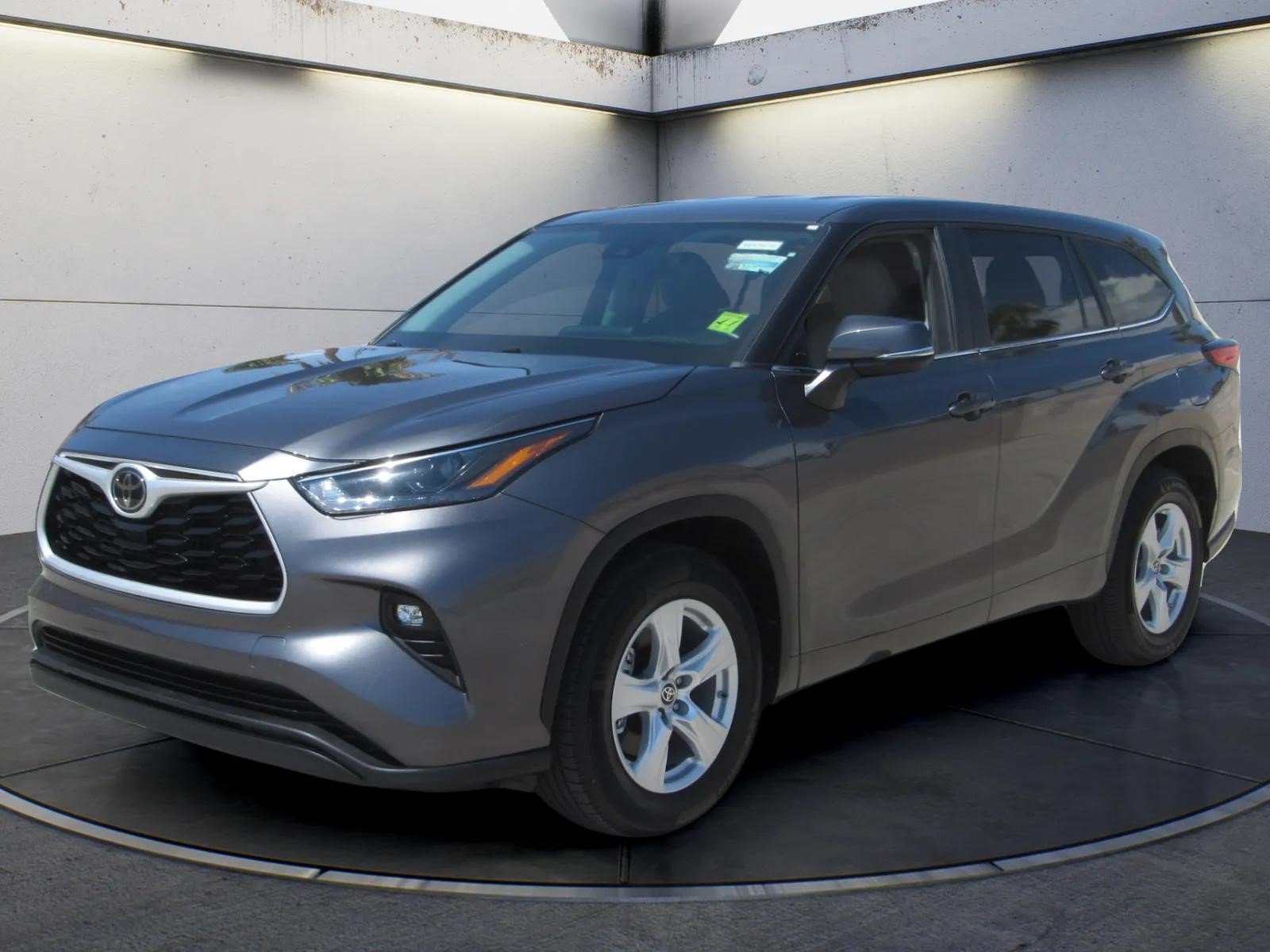 Used 2023 Toyota Highlander LE FWD image 1
