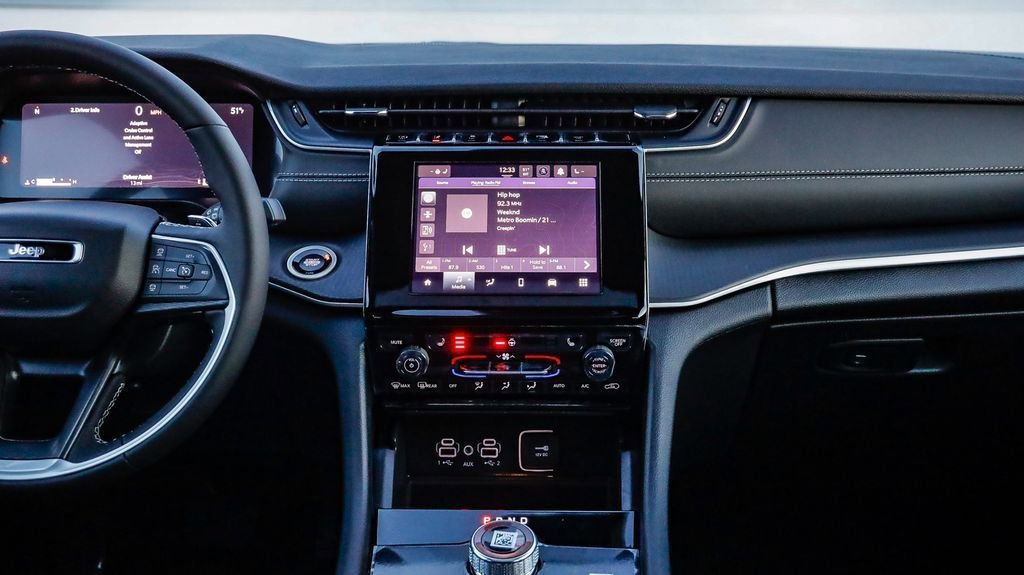 New 2025 Jeep Grand Cherokee Altitude image 14