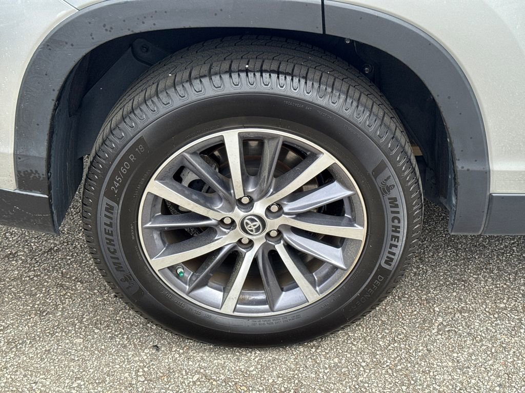Used 2019 Toyota Highlander XLE FWD image 17
