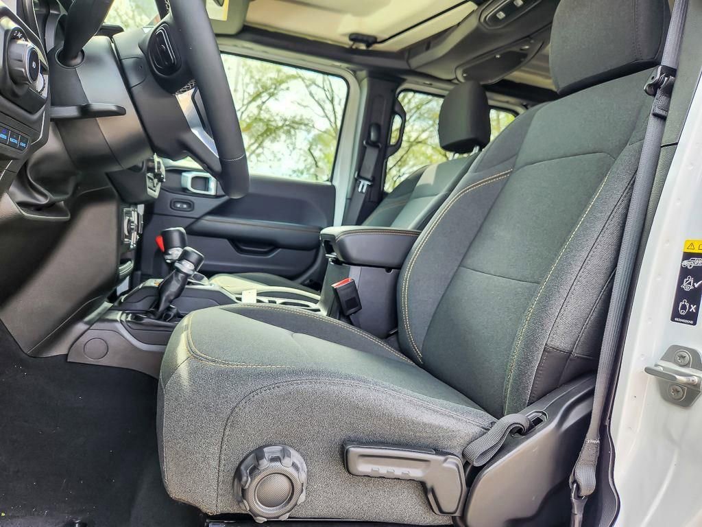 Used 2025 Jeep Wrangler Unlimited Sahara AWD/4WD image 8