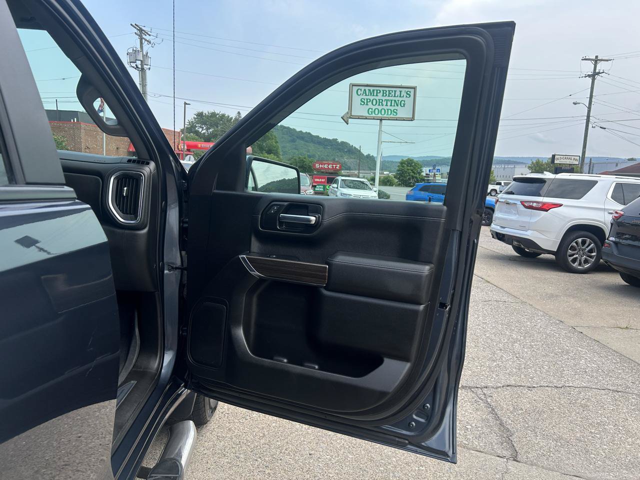 Used 2022 Chevrolet Silverado 1500 LT AWD/4WD image 47