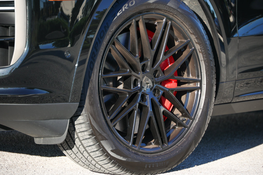 Certified 2025 Porsche Cayenne Turbo AWD/4WD image 9