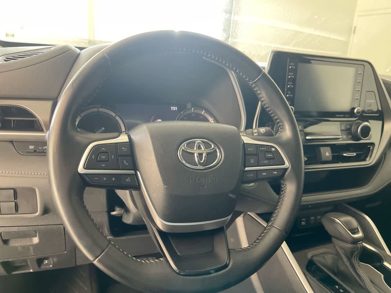 Used 2022 Toyota Highlander XLE AWD/4WD image 14