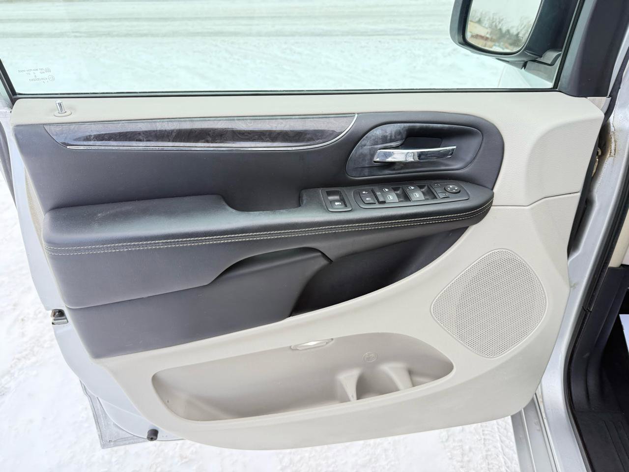 Used 2012 Chrysler Town & Country Touring image 8