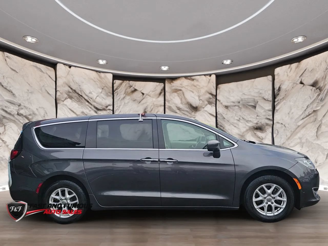 Used 2020 Chrysler Pacifica Touring w/ Advanced Safetytec Group FWD image 5