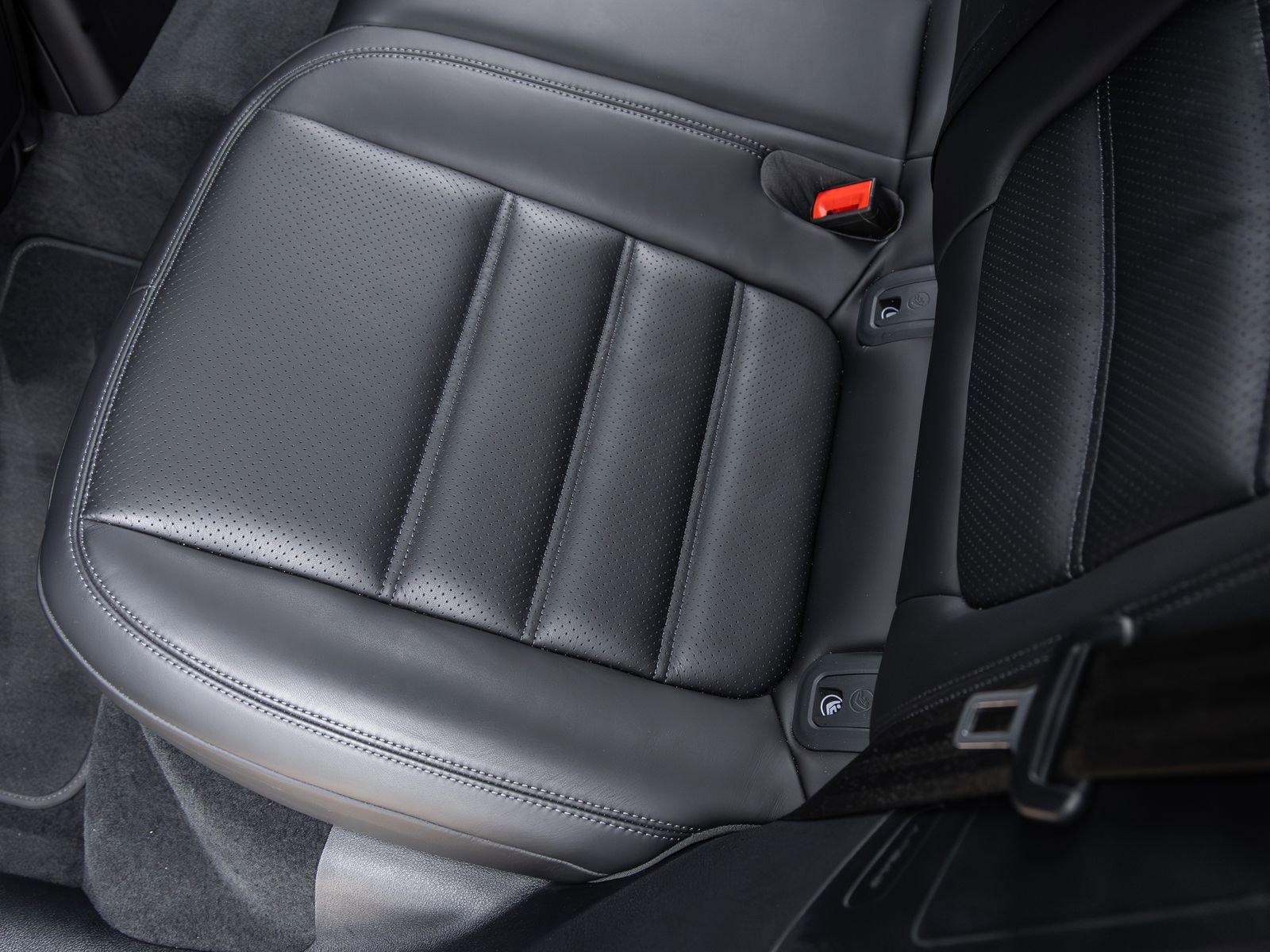 Certified 2022 Porsche Macan S image 36