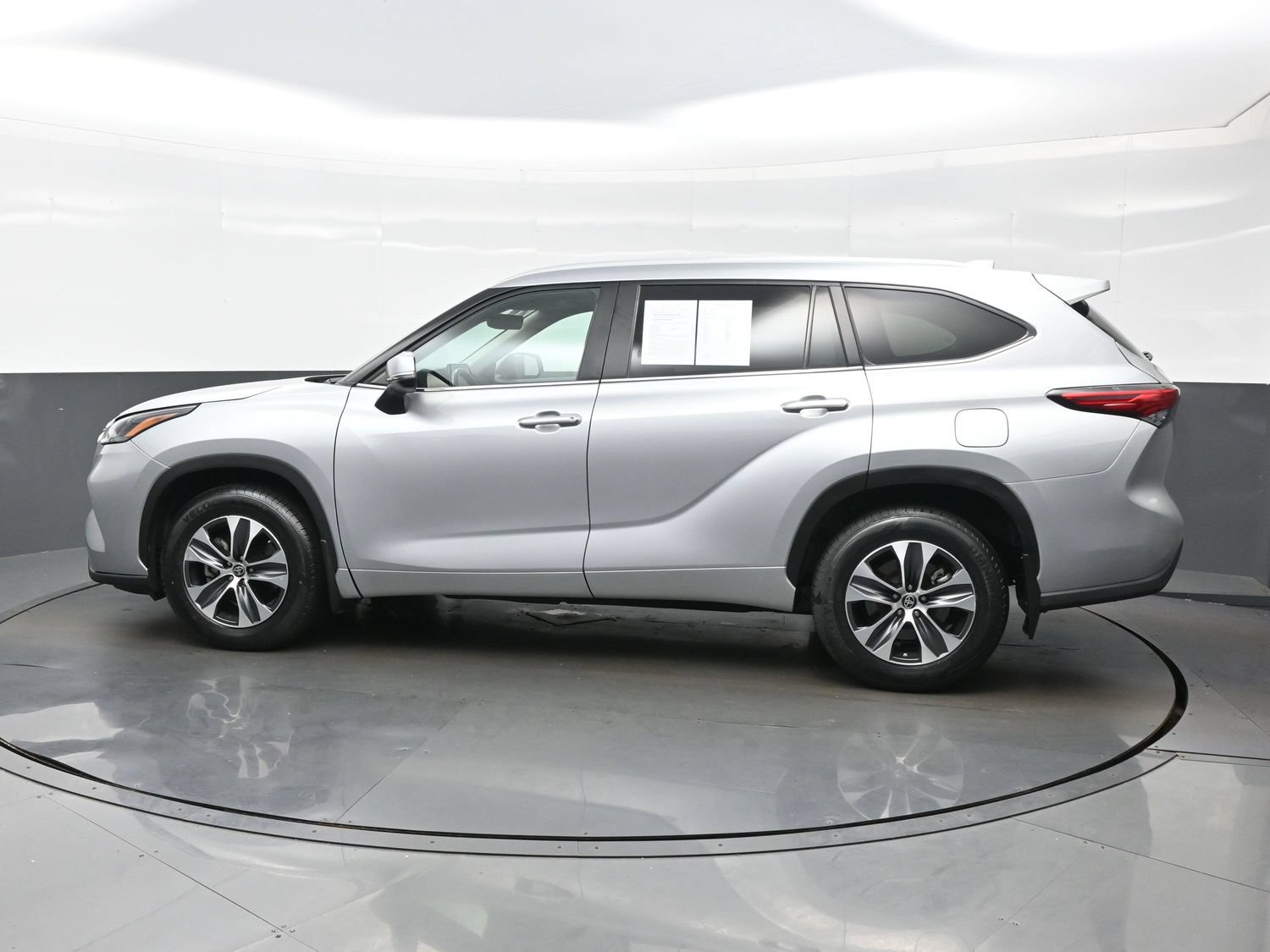Used 2024 Toyota Highlander XLE AWD/4WD image 3