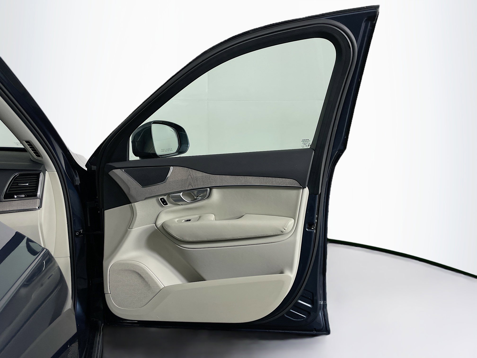 Used 2024 Volvo XC90 B5 Plus image 35