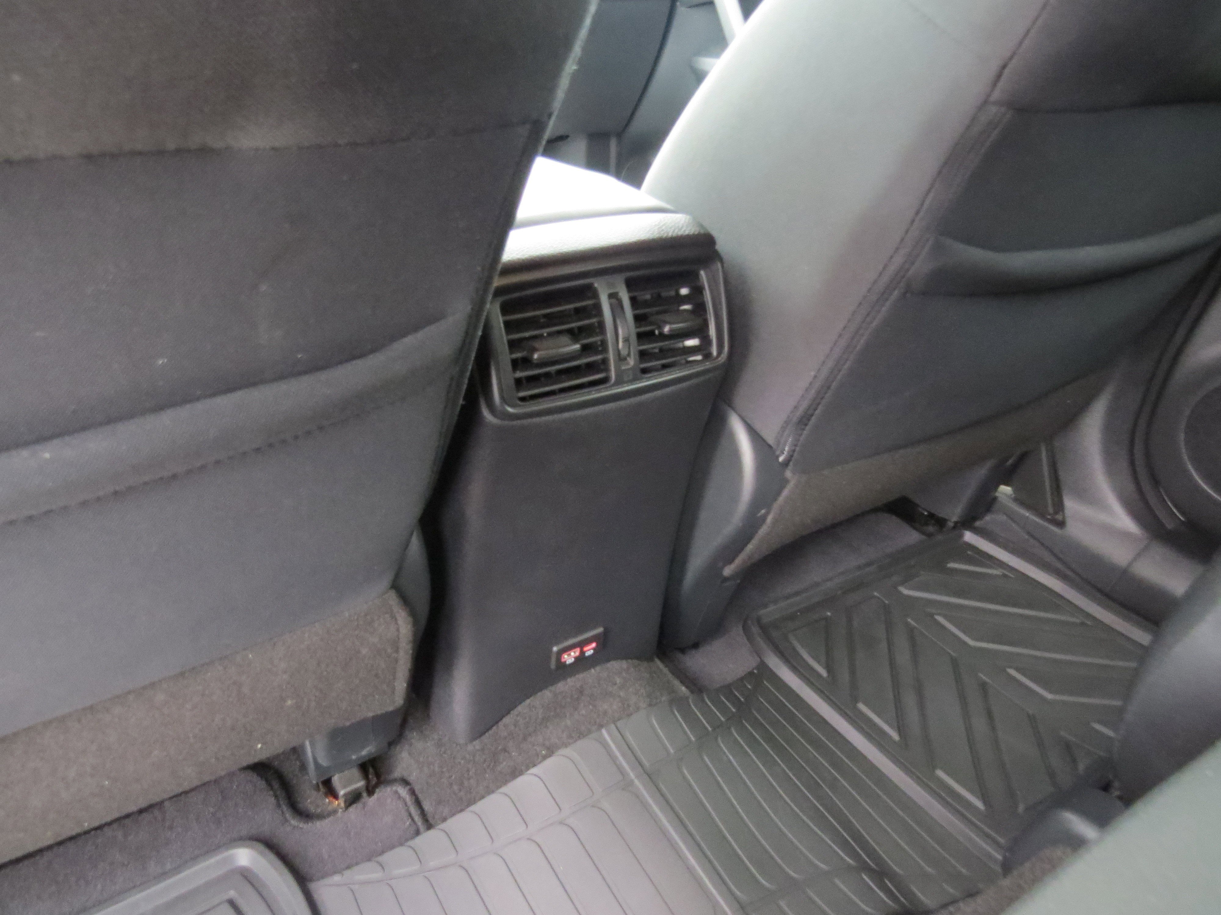 Used 2020 Nissan Rogue SV image 11