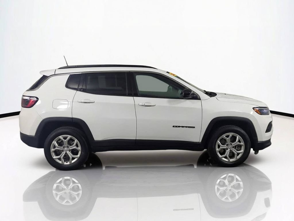 Used 2024 Jeep Compass Latitude AWD/4WD image 4