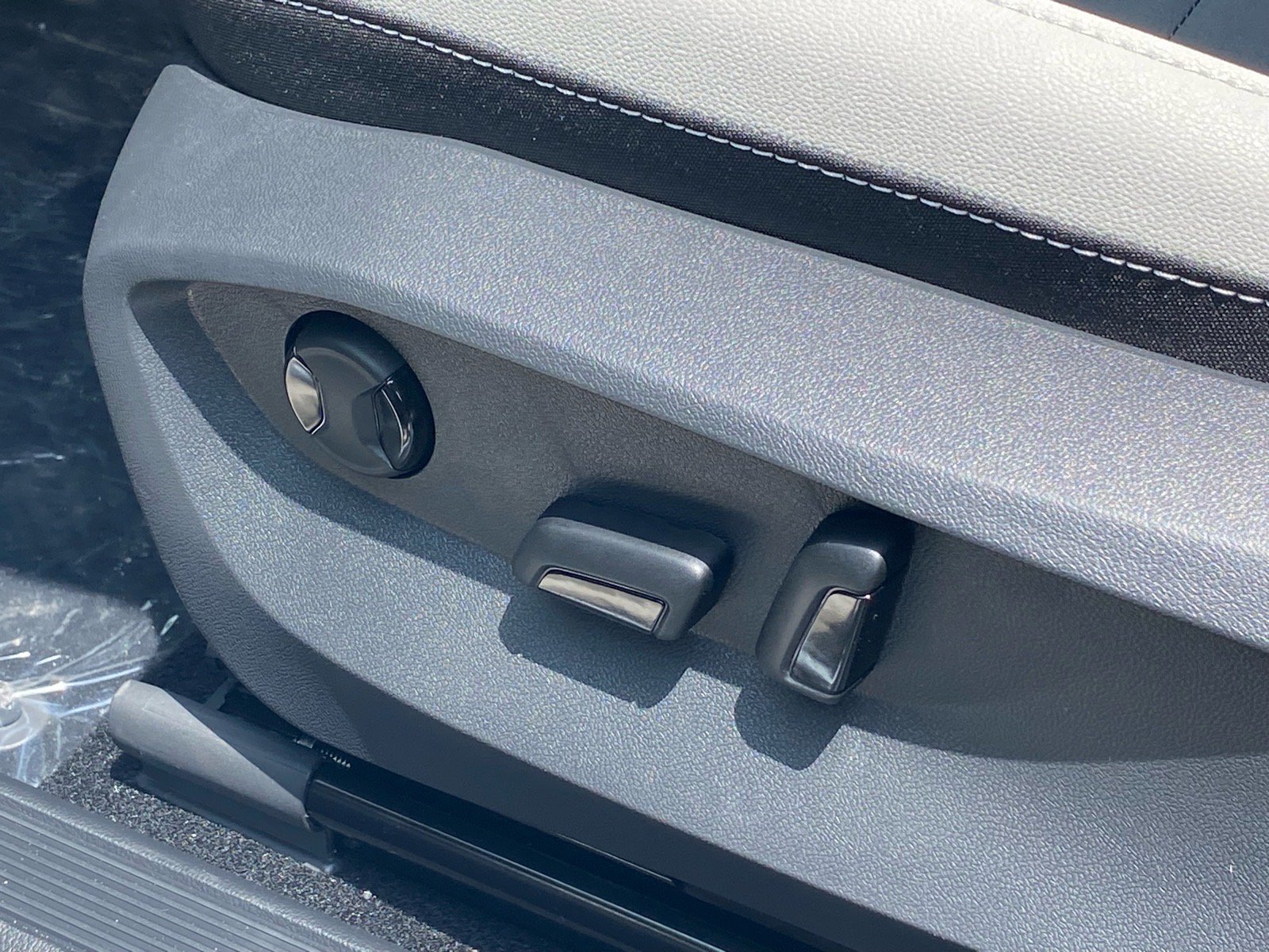 New 2026 Volkswagen Taos SE FWD image 3